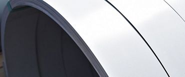 Лента оцинкованная с полимерным покрытием полиэстер (штрипс) 0,65мм RAL 9001 Кремово-белый