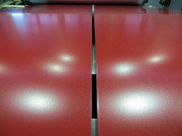 Лента оцинкованная с полимерным покрытием полиэстер (штрипс) 0,7мм RAL 3024 Люминесцентный красный